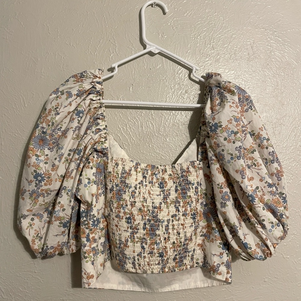 Abercombie & Fitch puff sleeve poplin o-ring Top floral pattern